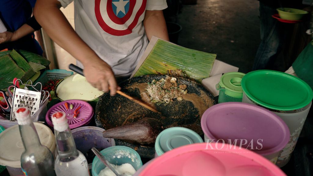 Pelayan membuat rujak sayur di warung Bu Har Gapangan di Banyuwangi, Jawa Timur, Rabu (25/5/2022). Selain rujak soto, bermacam kuliner khas Banyuwangi, antara lain nasi tepong, nasi cawuk, rujak sayur, ayam kesrut, dan pecel pitik, dijajakan di warung tersebut. 