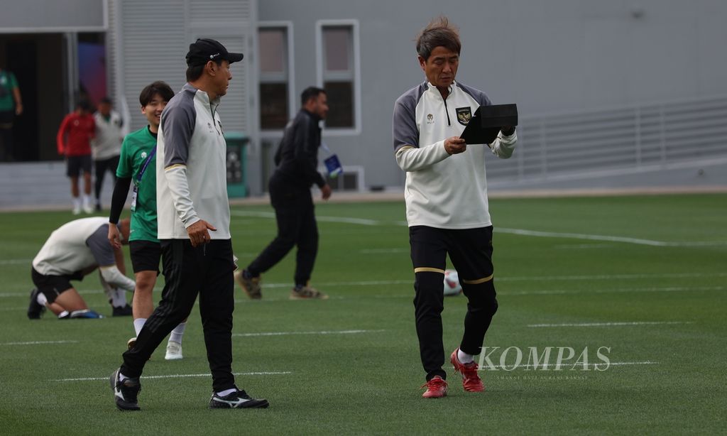 Pelatih Indonesia, Shin Tae-yong (kiri), merencanakan program latihan untuk persiapan menghadapi Australia di babak 16 besar Piala Asia 2023 di Lapangan Al Egla Training Facility, di Lusail, Qatar, Sabtu (27/1/2024). 