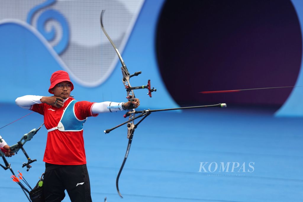 Member of the Indonesian archery team, Riau Ega Agatha Salsabilla, shoots an arrow against Bangladesh in the match for the bronze medal in the men's team recurve number of the 2022 Asian Games at the Fuyang Yinhu Sports Center, Zhejiang Province, China, Friday (6/10 /2023).