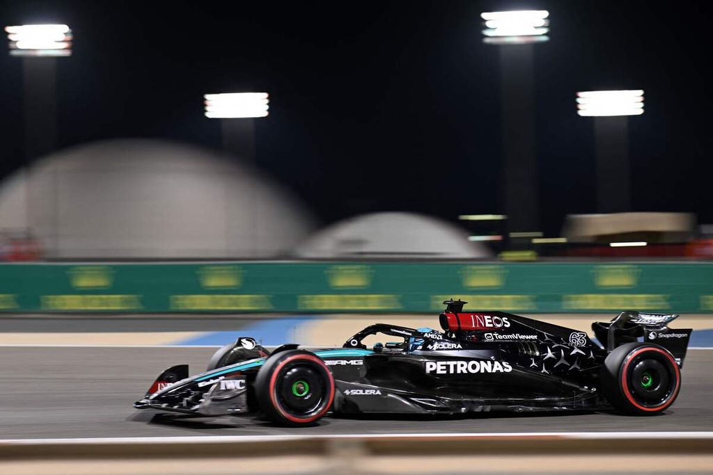 Pembalap Mercedes George Russell mengendarai mobilnya di Sirkuit Internasional Sakhir pada sesi latihan bebas kedua WIB Formula 1 Seri Bahrain Jumat dini hari (1/3/2024). 