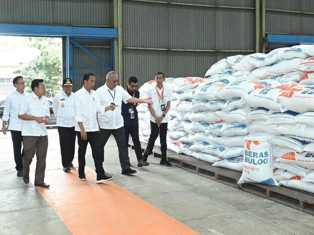 President Joko Widodo inspected the availability of rice at the Bulog Warehouse in Bakaran Batu, Labuhan Batu Regency, North Sumatra Province, on Friday (March 15, 2024) afternoon.