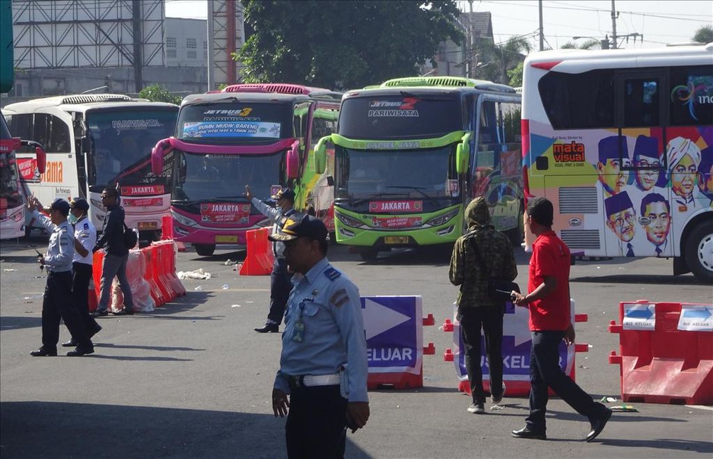 Bus-bus yang mengangkut pemudik peserta program mudik gratis Kementerian Perhubungan siap diberangkatkan menuju ke Jakarta di Terminal Tirtonadi, Solo, Jawa Tengah, Sabtu (8/6/2019). 