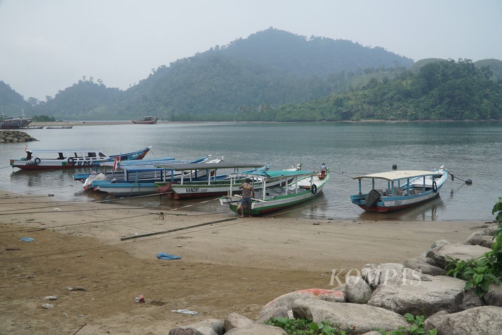 Sejumlah perahu motor milik warga ditambatkan di Dermaga Sungai Pisang, Kelurahan Teluk Kabung Selatan, Kecamatan Bungus Teluk Kabung, Kota Padang, Sumatera Barat, Senin (9/10/2023). 