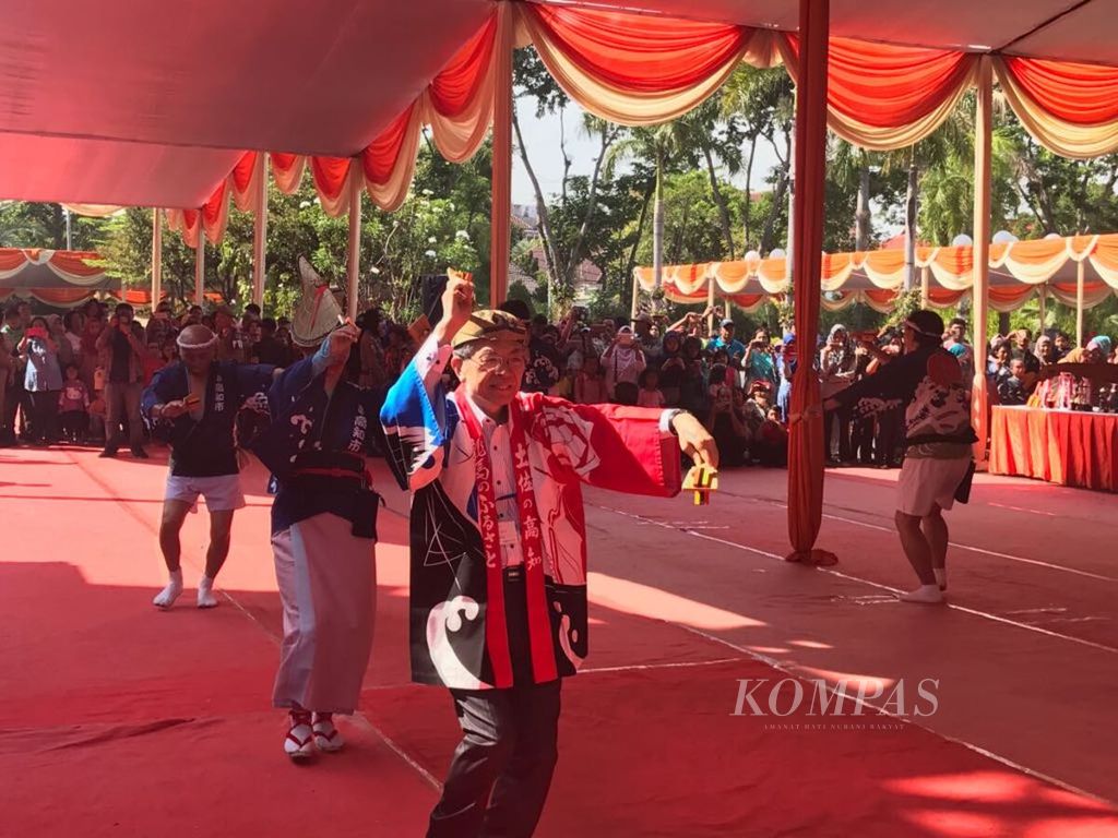 Wali Kota Kochi, Jepang, Seiya Okazaki menampilkan tari Yosakoi di hadapan Wali Kota Surabaya Tri Rismaharini saat Festival tari Remo-Yosakoi, Minggu (9/7/2017), di Surabaya, Jawa Timur.