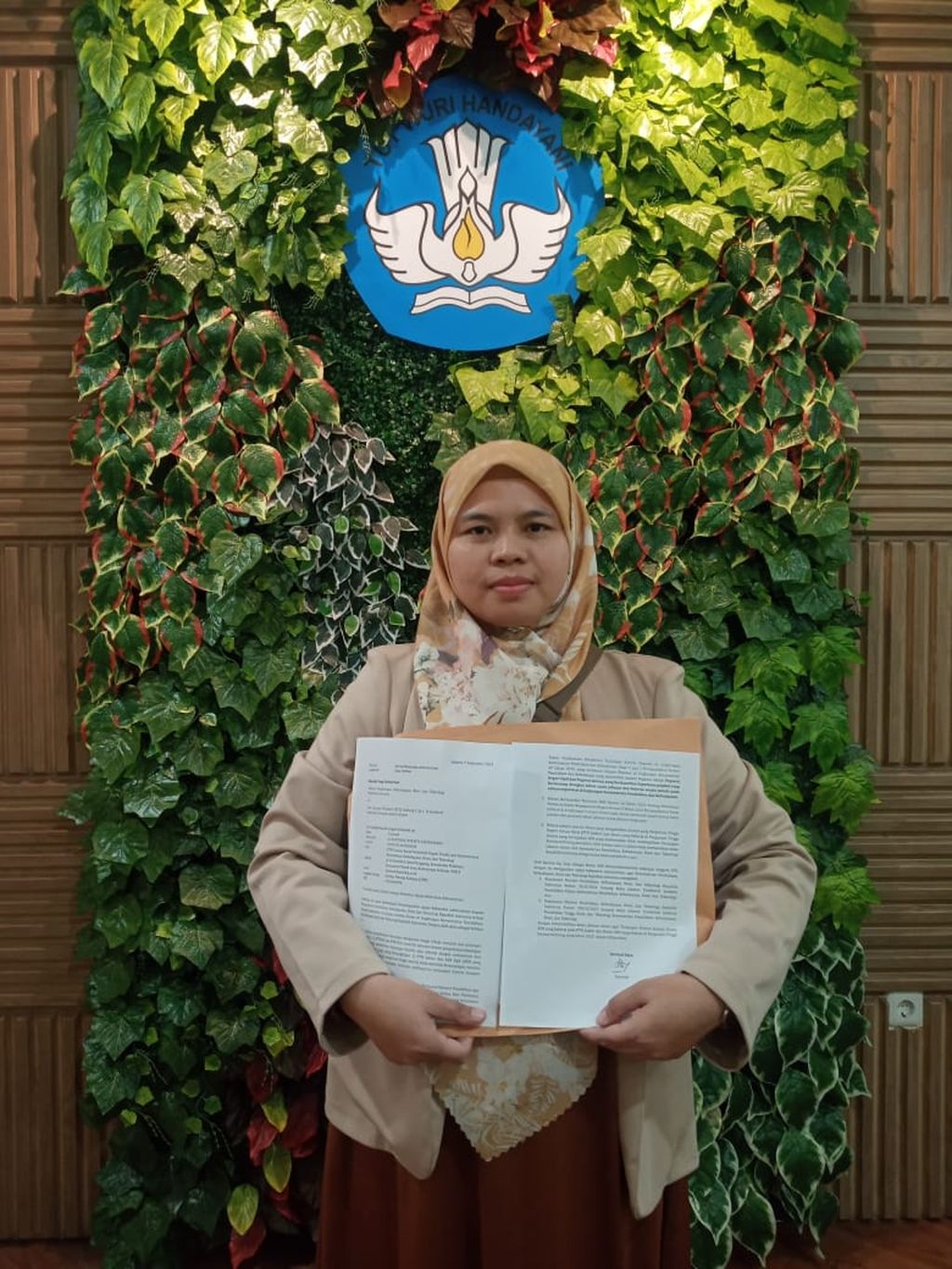 Koordinator pejuang tunjangan kinerja (tukin) yang juga dosen di Politeknik Negeri Tanah Laut, Kalimantan Selatan, Fatimah, seusai menyerahkan surat keberatan administratif kepada Mendikbudristek Nadiem Anawar Makarim di Jakarta, Senin (9/9/2024). 