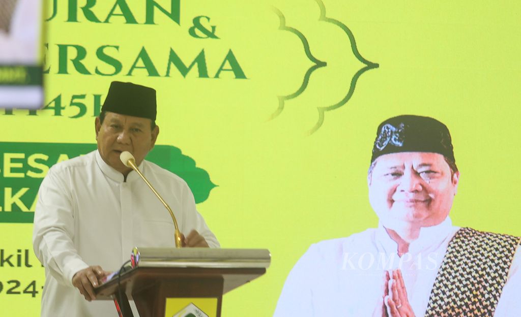 Calon presiden dengan perolehan suara terbanyak pada Pilpres 2024, Prabowo Subianto, memberikan sambutan saat buka puasa bersama dan peringatan Nuzulul Quran Partai Golkar di Jakarta, Jumat (29/3/2024).