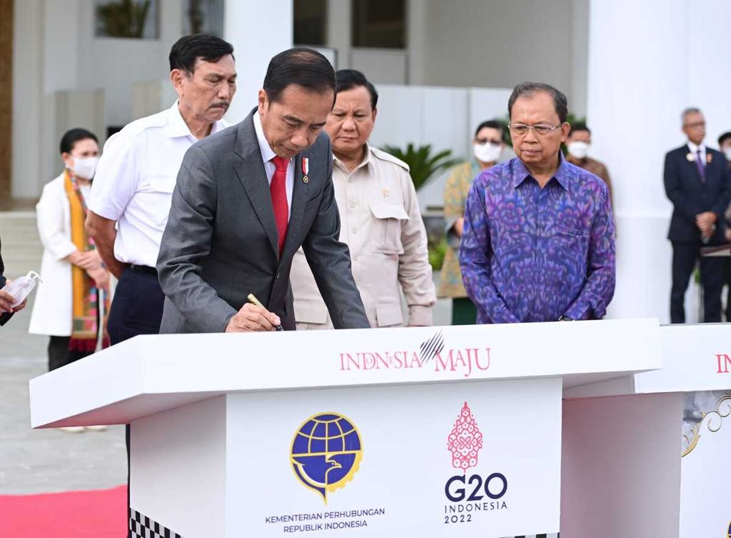 Presiden Joko Widodo meresmikan sejumlah infrastruktur yang ada di Provinsi Bali pada Rabu (9/11/2022) . Sejumlah infrastruktur yang diresmikan terdiri dari Gedung VVIP Bandara Internasional I Gusti Ngurah Rai dan tiga pelabuhan yang tersebar di Provinsi Bali.