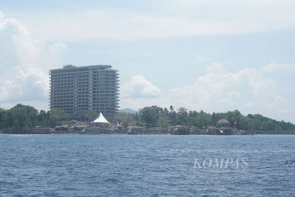 Gedung hotel Manado Marriott Resort and Spa tampak dari kejauhan, Kamis (3/11/2022), di perairan Desa Paputungan, Likupang Barat, Minahasa Utara, Sulawesi Utara.