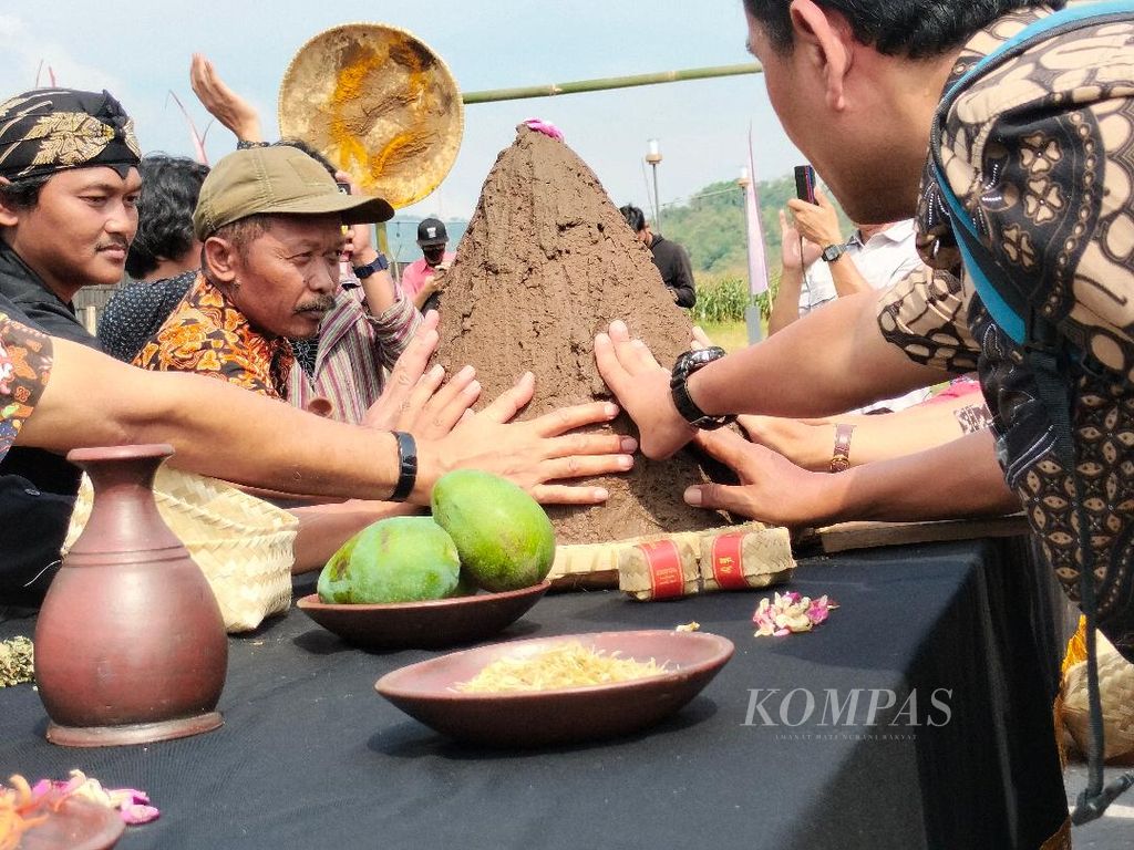 Peseta Pekat Budaya bersama-sama menyentuh gunungan yang merupakan kumpulan tanah dari 20 desa di Kecamatan Borobudur, Kabupaten Magelang, Jawa Tengah, 8 September 2022.
