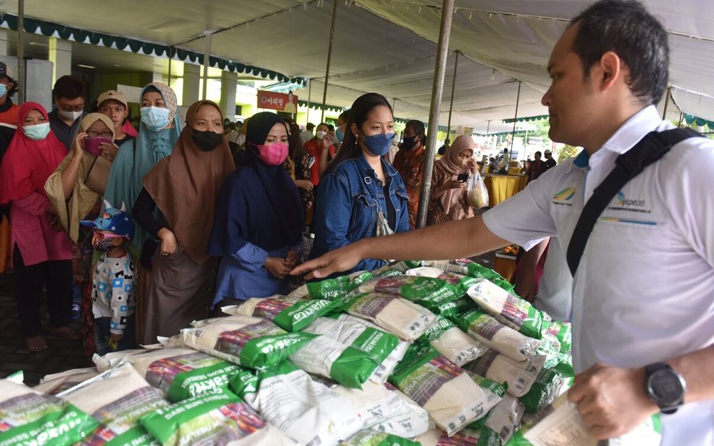 Warga menunggu waktu diperbolehkan untuk membeli gula pasir di Bazar Murah Pangan Berkualitas di Halaman Kantor Dinas Pertanian dan Ketahanan Pangan Jawa Timur, Senin (28/3/2022).
