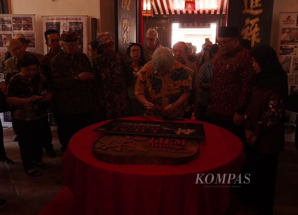 Udaya Halim, pendiri Museum Benteng Heritage, menandatangani peresmian Liem Heritage di Desa Sumberjo, Kecamatan Rembang, Kabupaten Rembang, Jawa Tengah, Sabtu (11/11/2023). 
