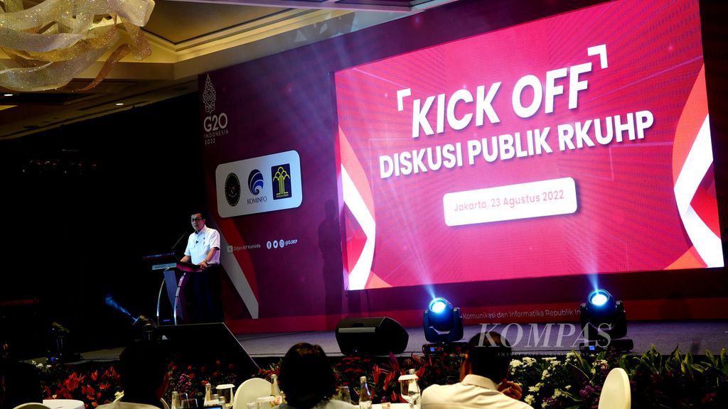 Menteri Hukum dan HAM Yasonna Laoly membacakan sambutan pada acara Kick Off Diskusi Publik RKUHP di Jakarta, 23 Agustus 2022. 