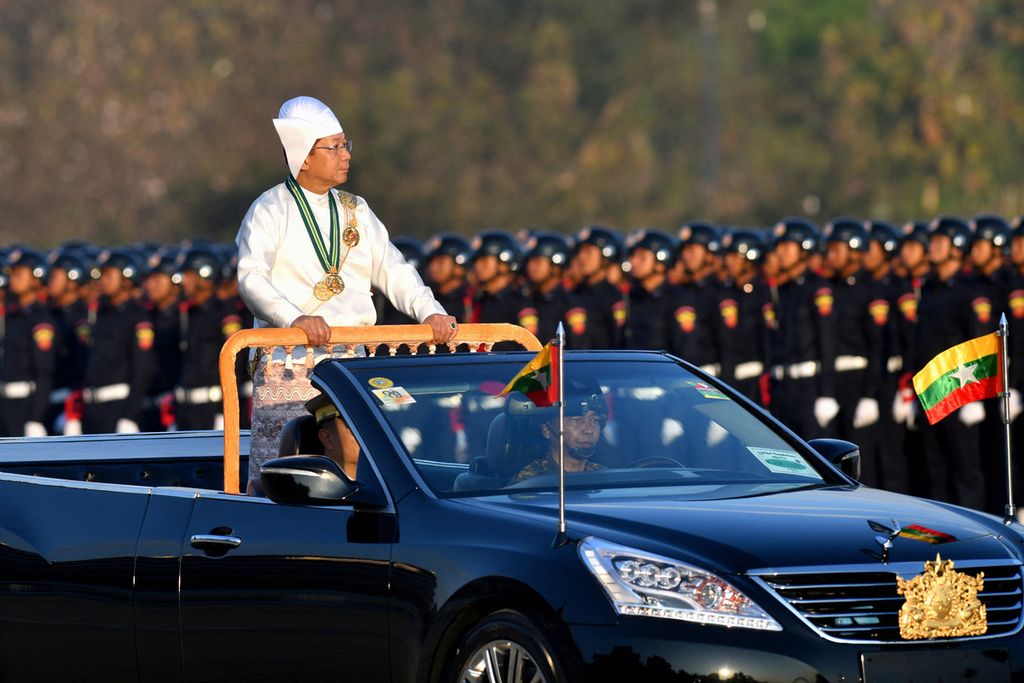 Pemimpin junta militer Myanmar, Min Aung Hlaing, berdiri di mobil saat menginspeksi pasukan di parade militer dalam peringatan kemerdekaan Myanmar di Naypyidaw, Myanmar, pada 4 Januari 2023.