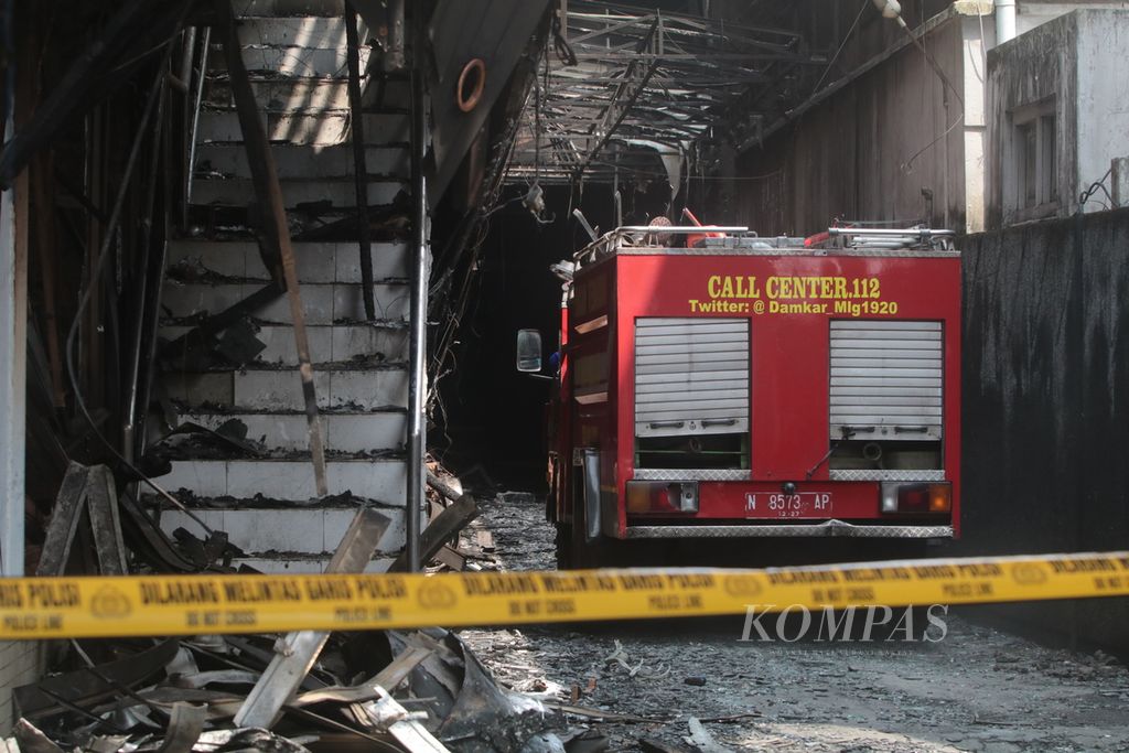 Mobil pemadam kebakaran kembali diturunkan untuk memadamkan bara api yang masih ada di beberapa titik di Malang Plaza, Kota Malang, Jawa Timur, Rabu (3/5/2023).