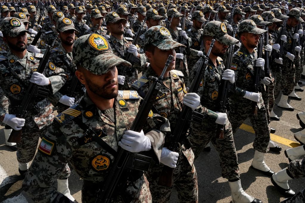 Tentara Iran berbaris dalam parade Hari Angkatan Bersenjata di salah satu pangkalan militer di Teheran, Iran, Rabu (17/4/2024). 