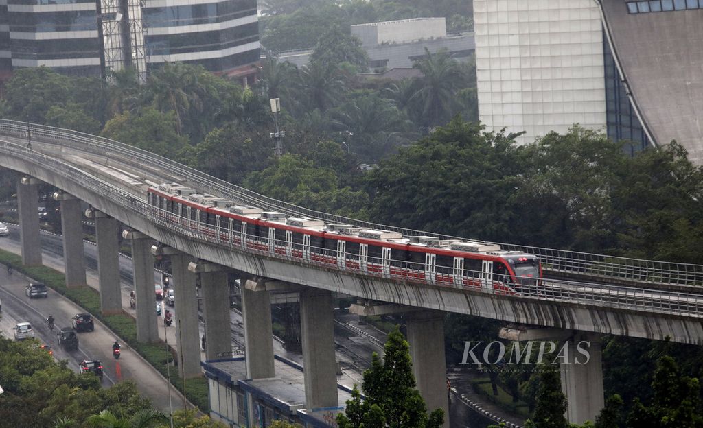 Rangkaian kereta Light Rail Transit (LRT) Jabodebek melintas saat ujicoba di kawasan Kuningan, Jakarta Selatan, Rabu, (23/11/2022).