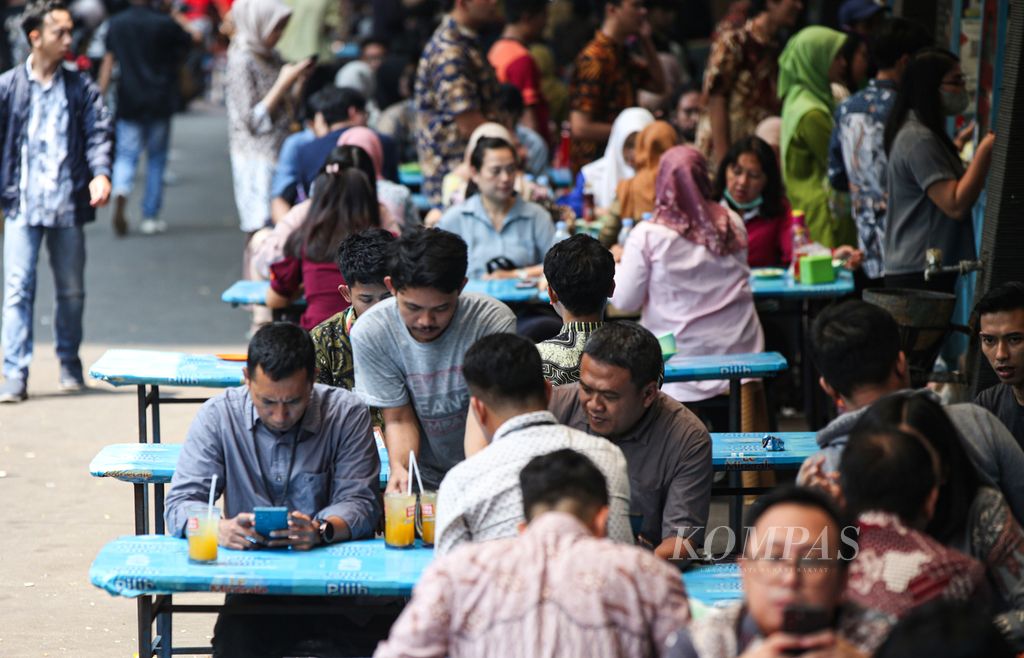 Pedagang mengantarkan minuman di pusat kuliner yang berada di sekitar gedung perkantoran di kawasan jalan protokol MH Thamrin, Jakarta Pusat, Senin (2/9/2024). Badan Pusat Statistik merilis data tingkat inflasi tahunan pada Agustus 2024 sebesar 2,12 persen. Sebelumnya, pada Juli 2024, inflasi tahunan Indonesia berada di level 2,13 persen.