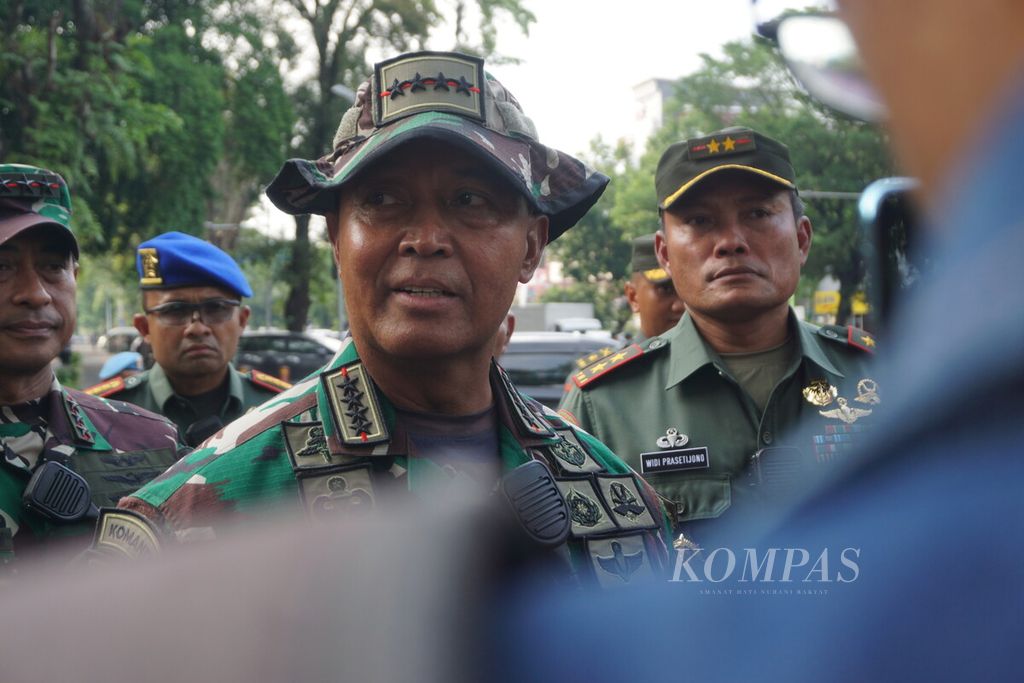 Panglima TNI Jenderal Andika Perkasa memberikan keterangan pers seusai mengecek keamanan di sekitar Loji Gandrung, Surakarta, Jawa Tengah, Kamis (8/12/2022).