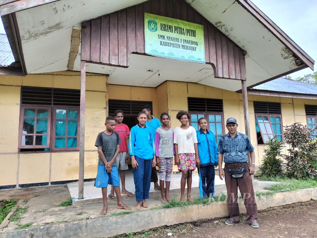 Anak-anak asli Papua berfoto bersama di depan asrama sekolah SMKN 1 Jagebob, Kabupaten Merauke, Papua Selatan, Jumat (9/12/2022).Kehadiran sekolah berasrama membantu anak-anak asli Papua untuk melanjutkan sekolah hingga SMA/SMK.