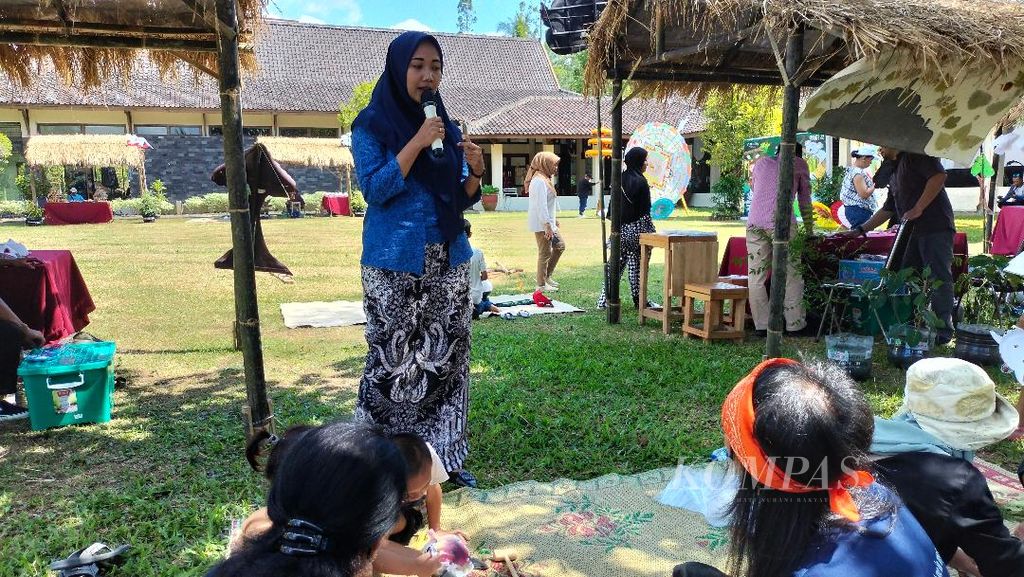 Seorang petugas dari Taman Wisata Candi Borobudur memaparkan cerita dari relief Jataka dari Candi Borobudur kepada pengunjung yang mengikuti paket liburan Kumpul Bocah di area Museum Samuderaraksa, Sabtu (1/7/2023).