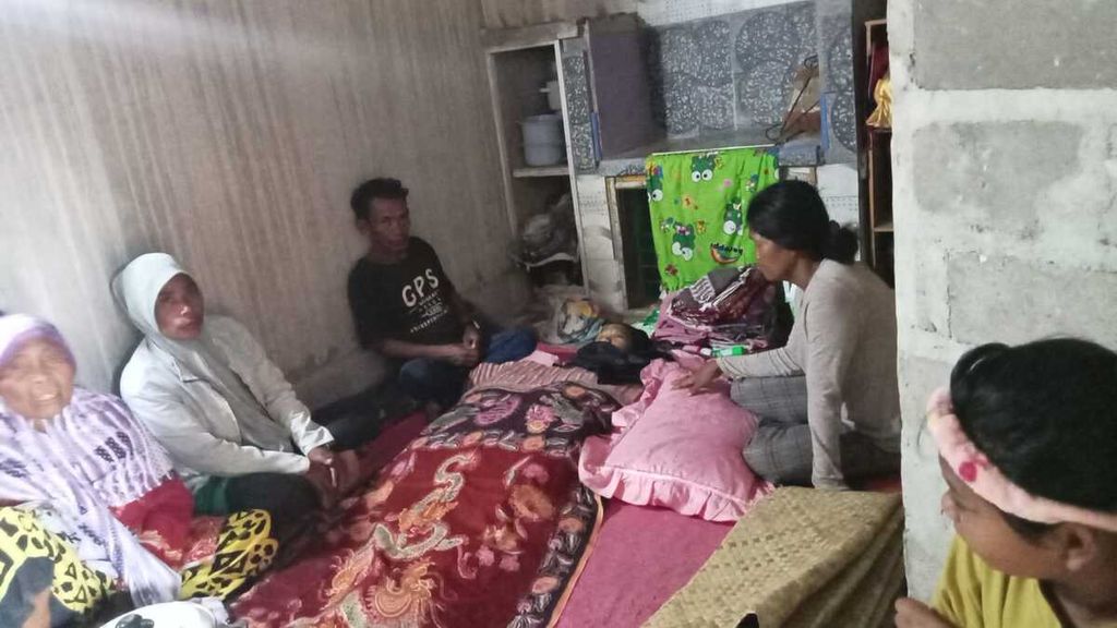 Bunga (16), korban perundungan dan penganiayaan, meninggal pada Selasa (10/10/2023) di Wakatobi, Sulawesi Tenggara. Ia dianiaya secara brutal oleh enam pelaku. Polisi telah menetapbak enam tersangka dari kejadian ini.
