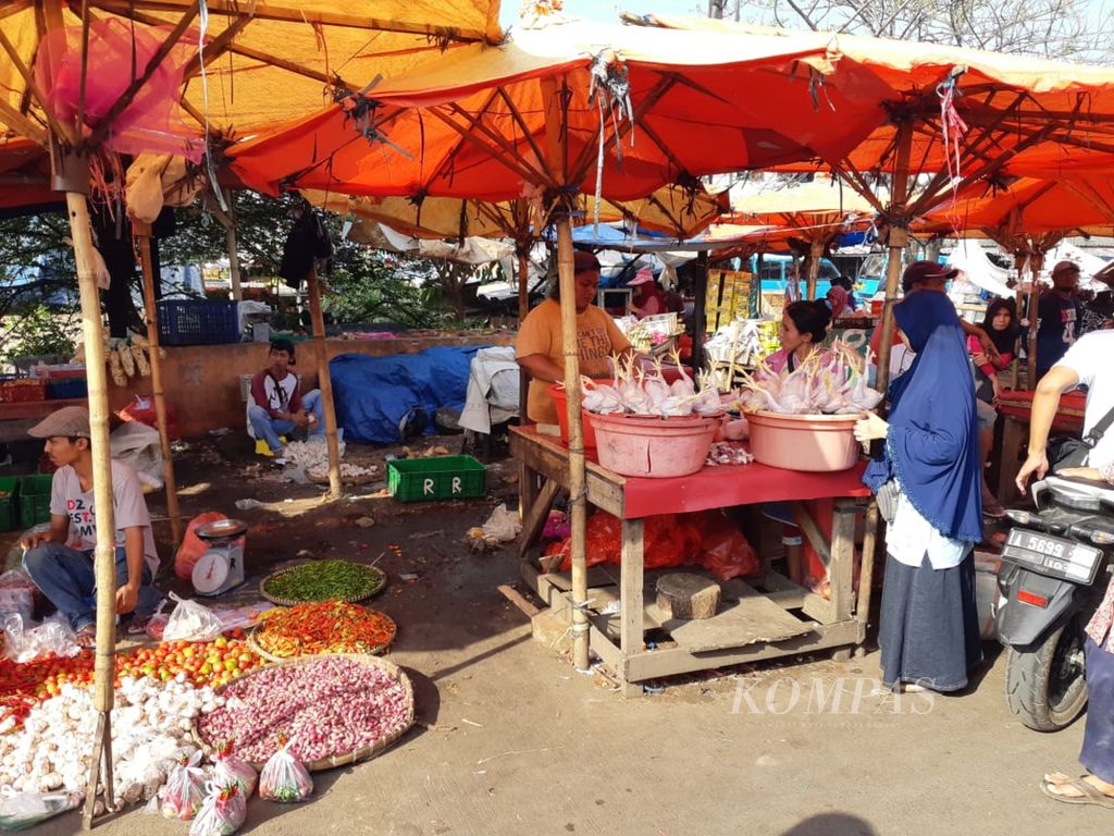 Beberapa pedagang berjualan di Pasar Kranggot, Cilegon, Banten, Jumat (31/5/2019).