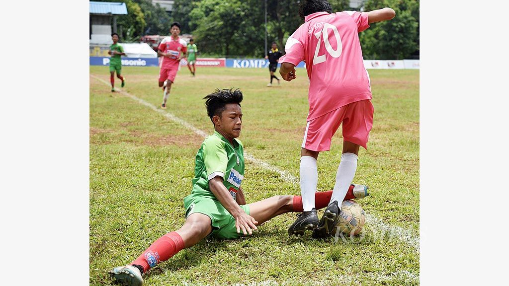 Duel perebutan bola antara pemain SSB Matador Mekarsari (hijau) dan pemain SSB SSJ Kota Bogor dalam laga pekan ke-26 Liga Kompas Gramedia Panasonic U-14 di Stadion Ciracas, Jakarta, Minggu (11/2). Laga kedua tim berakhir untuk kemenangan Matador dengan skor 2-0. Pada pekan ke-26 ini, semua tim tetap bermain ketat meskipun kompetisi tinggal menyisakan empat laga.