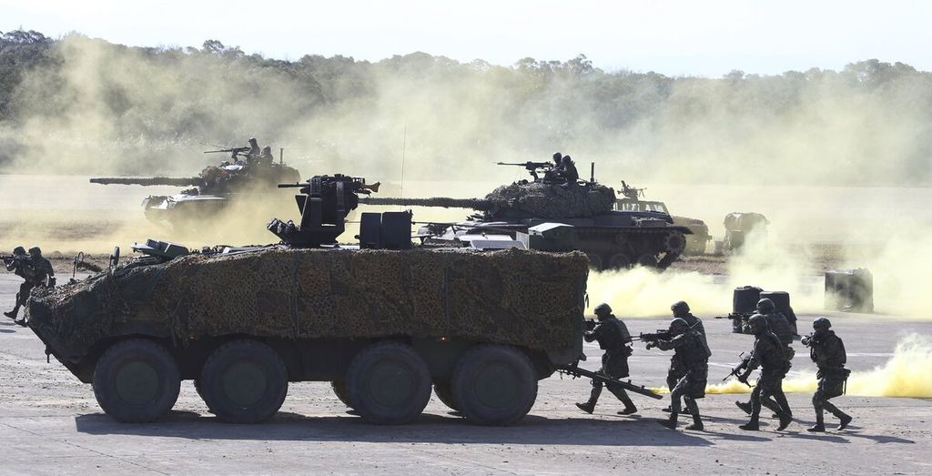 Militer Taiwan menggelar latihan di Hsinchu, Taiwan utara, Selasa (19/1/2021). Pasukan Taiwan yang menggunakan tank, mortir, dan senjata kecil meningkatkan latihan untuk menangkal serangan dari China, yang telah meningkatkan ancamannya dengan unjuk kekuatan militer. 