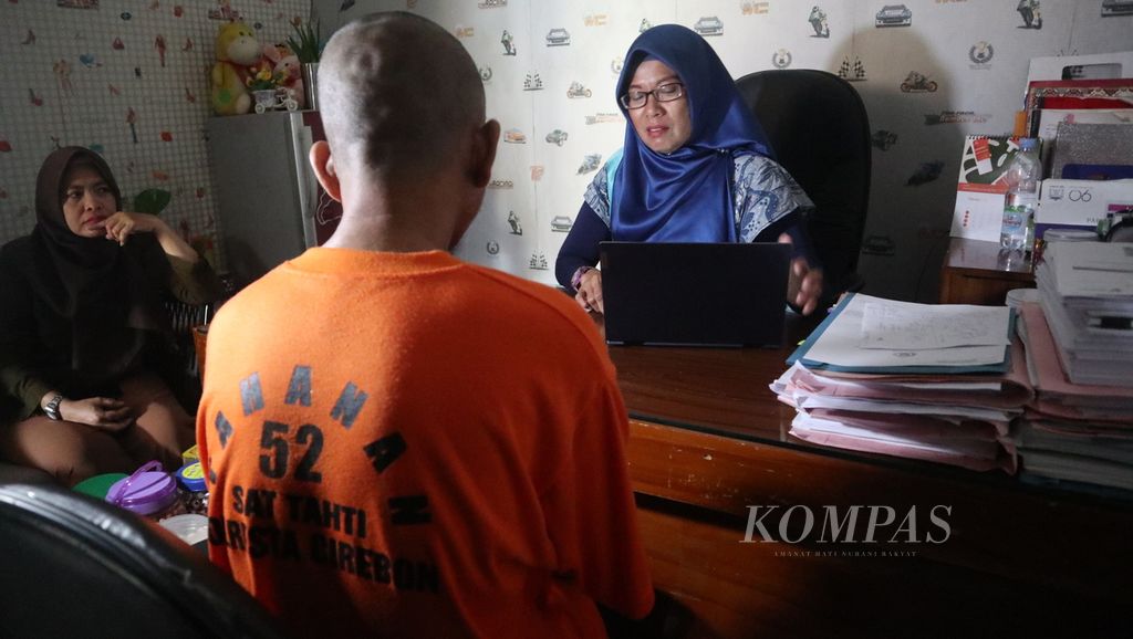 IR (27), tersangka kasus kekerasan seksual, menjalani pemeriksaan di Unit Perlindungan Perempuan dan Anak Satuan Reserse Kriminal Kepolisian Resor Kota Cirebon, Jawa Barat, Jumat (24/2/2023). 