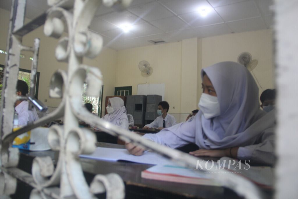 Sejumlah pelajar SMP Negeri 5 Yogyakarta mengikuti pembelajaran tatap muka secara terbatas di sekolah, Senin (20/9/2021). 
