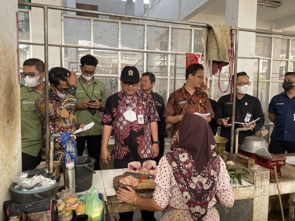 Harga daging ayam ras didata oleh Tim Pengendali Inflasi Daerah (TPID) Kota Tegal, Jawa Tengah, Kamis (22/12/2022), di Pasar Kejambon, Kota Tegal. Berdasarkan pantauan TPID, harga beras dan daging ayam ras naik. 