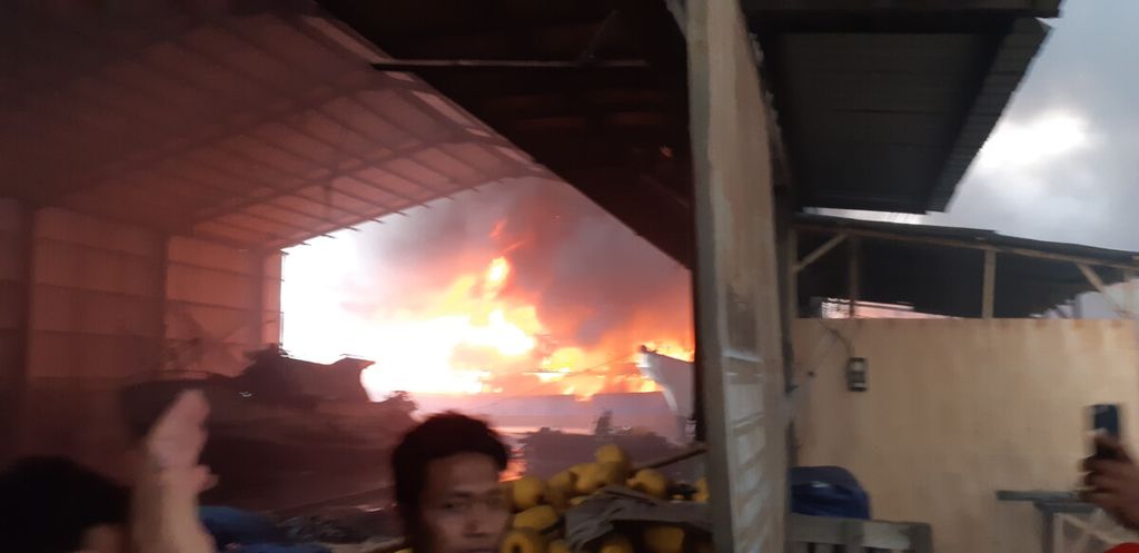 Terjadi kebakaran kapal di Pelabuhan Muara Baru, Jakarta Utara, Sabtu (23/2/2019) sore. Api kini semakin meluas dan merambat keratusan kapal lainnya.