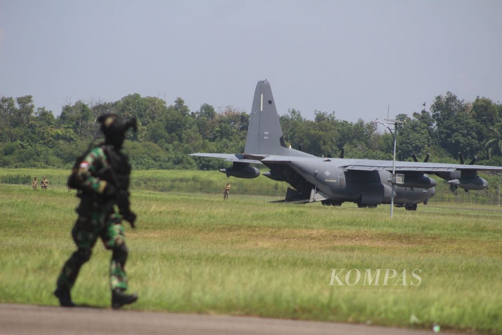 Pasukan dari Komando Pasukan Gerak Cepat (Kopasgat) Angkatan Darat melintas di depan pesawat milik US Air Force yang sedang melakukan latihan bersama di Pangkalan TNI Angkatan Udara Sri Mulyono Herlambang Palembang, Sumatera Selatan, Selasa (9/8/2022). Ini merupakan rangkaian dari latihan Super Garuda Shield 2022 yang melibatkan tentara dari 13 negara.