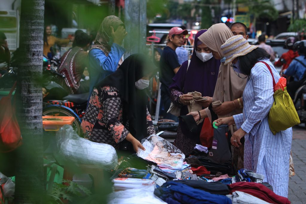Pengunjung memilih kaus kaki di kawasan Pasar Baru, Jakarta Pusat, Jumat (25/11/2022). 