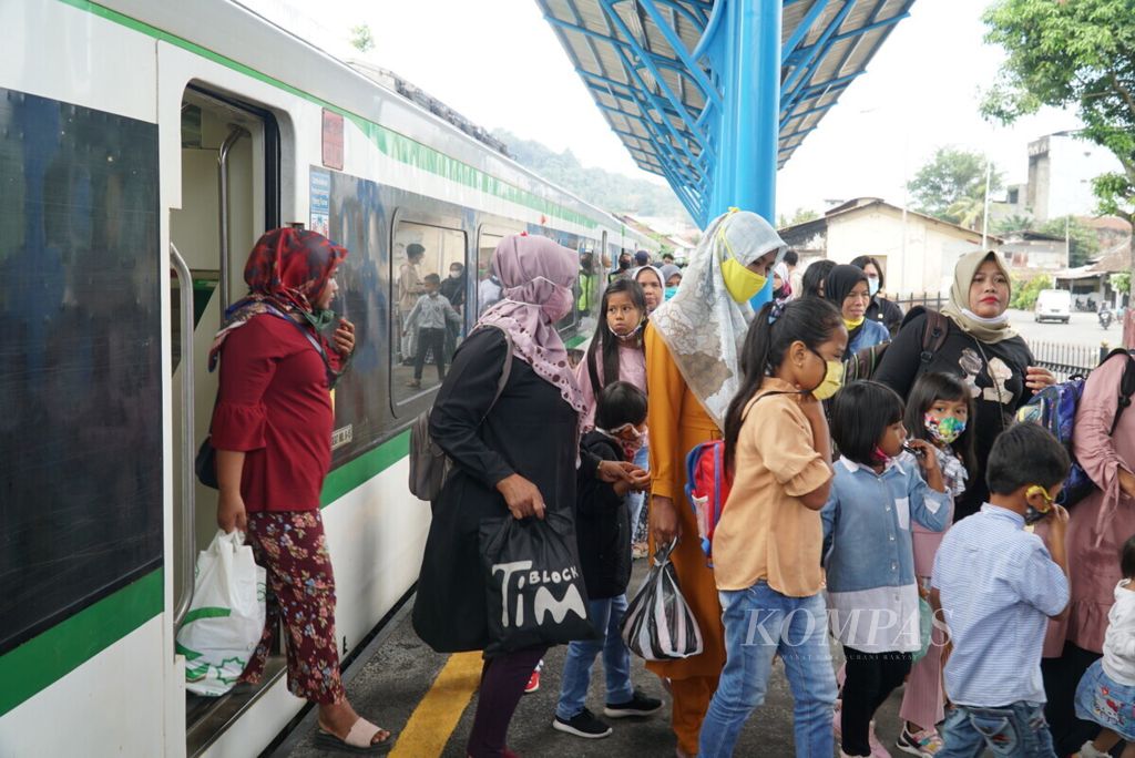 Penumpang turun dari kereta bandara Minangkabau Ekspres di Stasiun Pulau Aie, Kelurahan Pasa Gadang, Kecamatan Padang Selatan, Kota Padang, Sumatera Barat, Kamis (11/2/2021). Stasiun Pulau Aie kembali beroperasi sejak Rabu (10/2/2021) setelah 44 tahun mati.