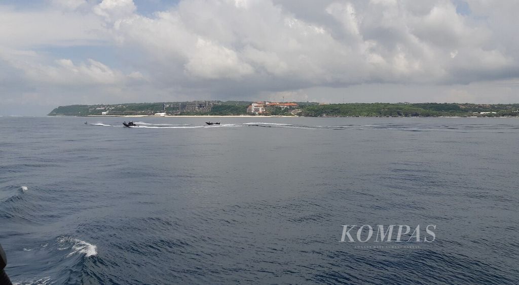 Dari atas KRI Bima Suci, yang sedang melaksanakan patroli pengamanan laut, Rabu (16/11/2022), terlihat patroli laut, yang dilaksanakan pasukan pengamanan KTT G20 di sekitar Pantai Sawangan, perairan Nusa Dua, Badung, Bali.