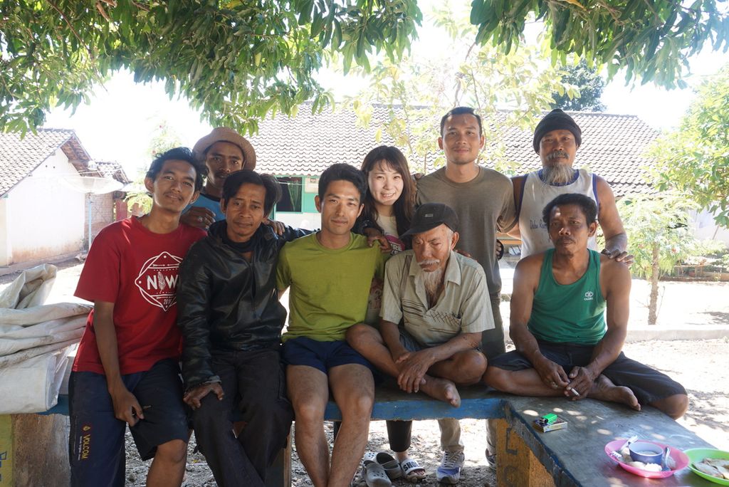 Yuta Takashima (tengah berbaju hijau), pendiri Leprosy Care Community, komunitas peduli orang dengan kusta, bersama mahasiswa dari Indonesia dan Jepang di Liposos Donorojo, Jepara, Jawa Tengah, pada Agustus 2018.