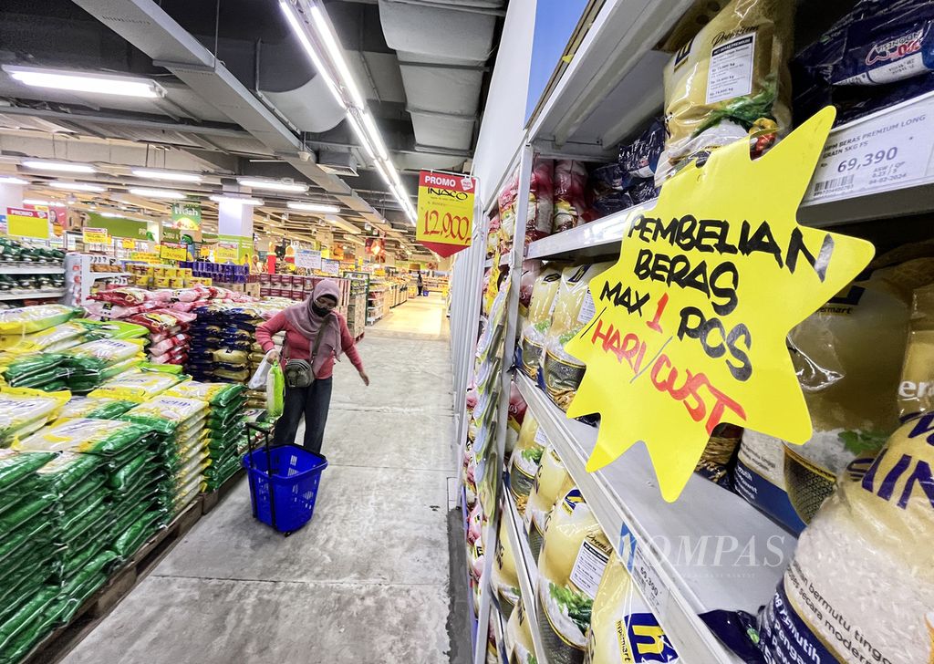 Pengunjung membeli beras kualitas premium di sebuah supermarket ritel di kawasan Kreo, Kota Tangerang, Banten, Minggu (18/2/2024). Persoalan kelangkaan beras premium tenggelam dengan riuhnya pesta demokrasi Pemilu 2024.