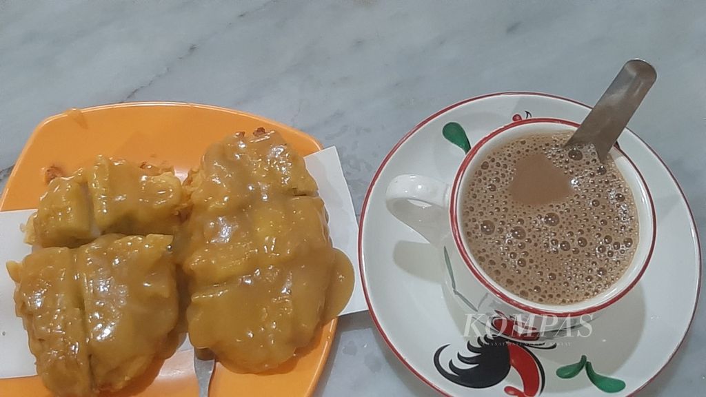 Kopi susu dan pisang goreng srikaya di warung kopi di Kota Pontianak, Kalimantan Barat, Minggu (14/7/2024).