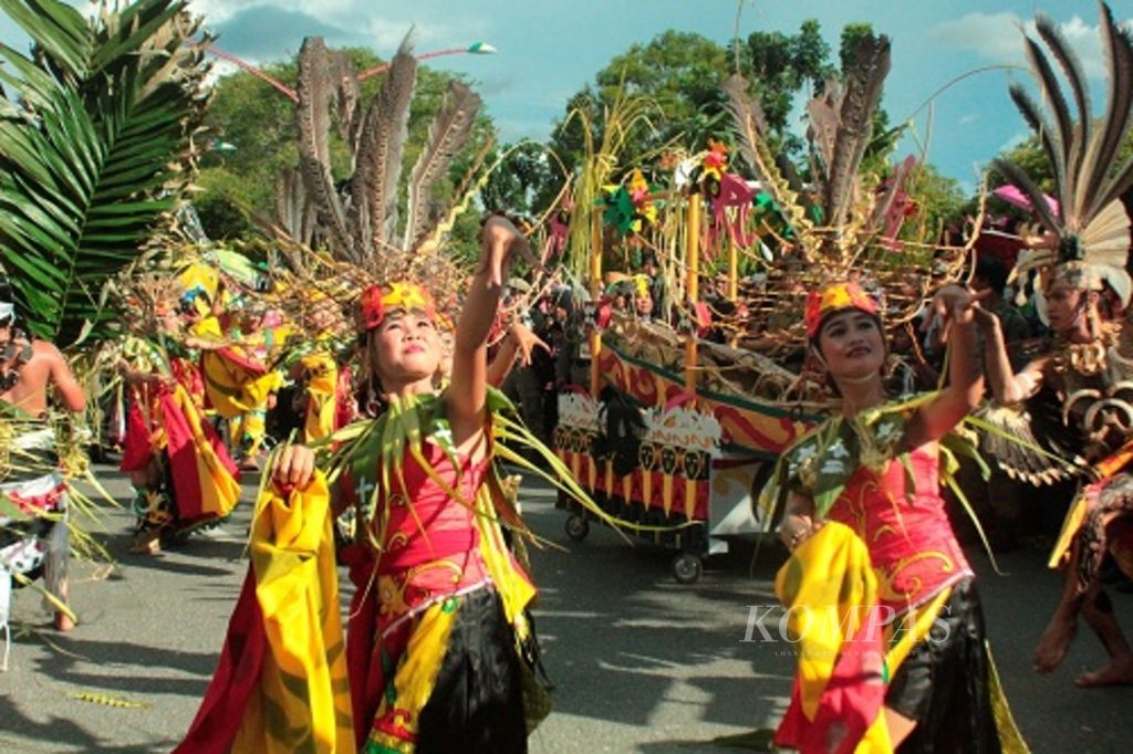 Sejumlah penari dari kontingen Kabupaten Murung Raya, Kalimantan Tengah, sedang beraksi dalam pawai budaya pembukaan Festival Budaya Isen Mulang di Palangkaraya, Kalimantan Tengah, Minggu (18/5/2014). 