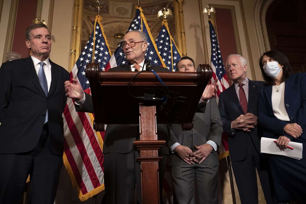 Ketua Fraksi Demokrat di Senat Amerika Serikat Chuck Schumer berbicara bersama sejumlah anggota senat lain terkait pembahasan undang-undang tentang subsidi serta insentif pajak untuk produsen semikonduktor AS, Rabu (27/7/2022) di Washington DC.