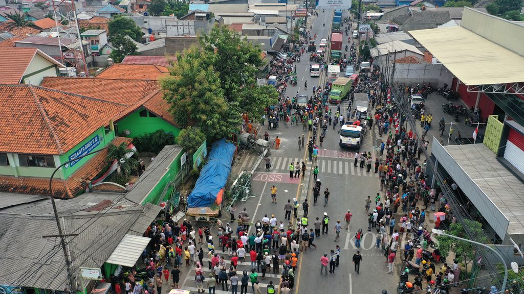 Warga memadati lokasi kecelakaan truk tronton yang menabrak halte dan menara telekomunikasi di depan SDN Kota Baru II dan III, Jalan Sultan Agung Km 28,5 Bekasi Barat, Kota Bekasi, Jawa Barat, Rabu (31/8/2022). 