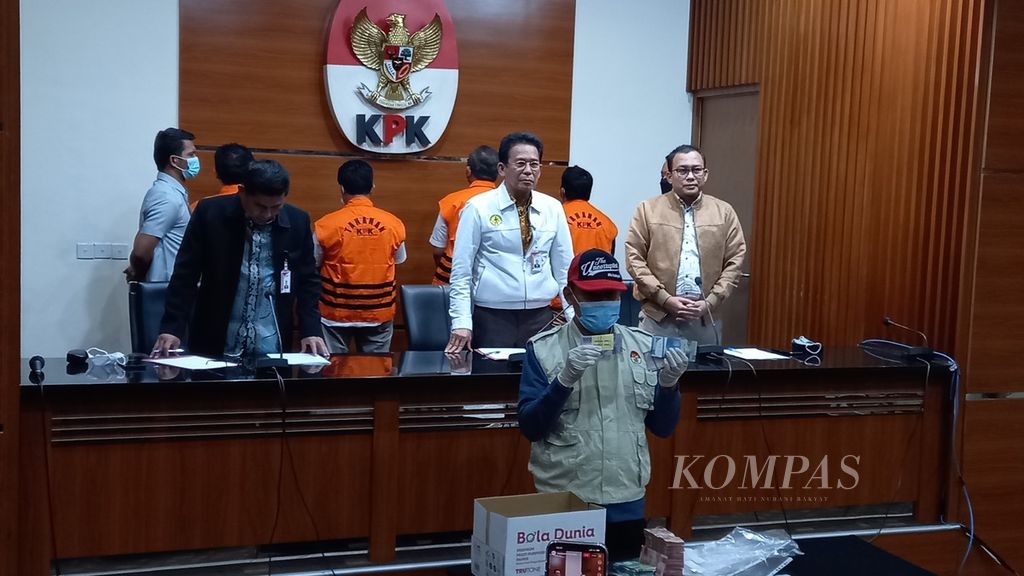 Petugas KPK menunjukkan barang bukti berupa uang dalam kasus dugaan suap untuk pengurusan alokasi dana hibah yang bersumber dari APBD Jawa Timur, Jumat (16/12/2022) dini hari, di Jakarta. Dalam kasus ini, KPK menetapkan empat tersangka, salah satunya Wakil Ketua DPRD Jawa Timur Sahat Tua Simandjuntak.