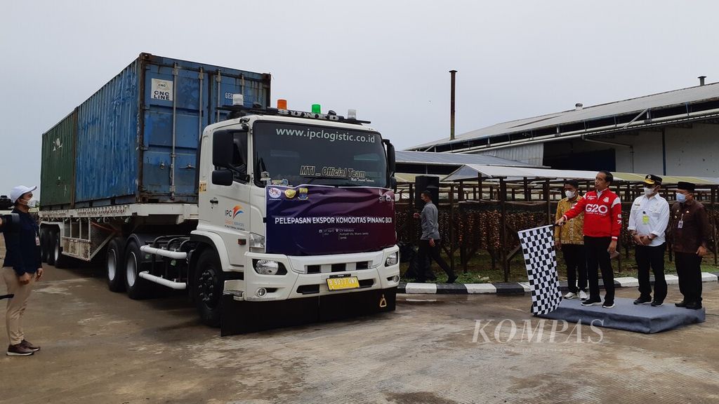 Presiden Joko Widodo melepas ekspor 126 ton pinang biji di Desa Pudak, Kumpeh Ulu, Kabupaten Muaro Jambi, Jambi, Kamis (7/4/2022). Komoditas itu perlu terus didukung agar menjadi komoditas besar penopang ekonomi.