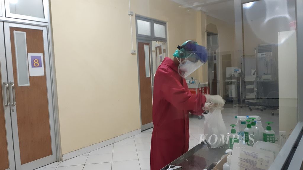 Ruang isolasi Covid-19 di Rumah Sakit Umum Daerah SK Lerik, Kota Kupang, Nusa Tenggara Timur, Selasa (8/2/2022),