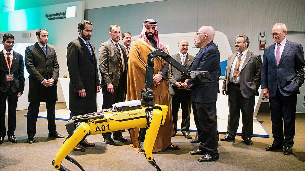 Dalam foto yang dirilis Kerajaan Arab Saudi pada 24 Maret 2018, Putra Mahkota Arab Saudi Pangeran Mohammed bin Salman mengawasi robot berkaki empat saat mengunjungi Massachusetts Institute of Technology (MIT) di Cambridge, Massachusetts, Amerika Serikat.