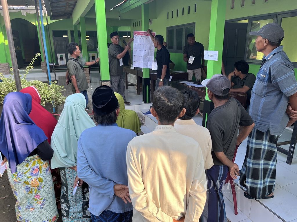Ketua Kelompok Penyelenggara Pemungutan Suara Jalaludin menjelaskan tata cara mencoblos di TPS 16 di Dusun Kuang Jukut, Pringgarata, Lombok Tengah, Nusa Tenggara Barat, Rabu (14/2/2024).