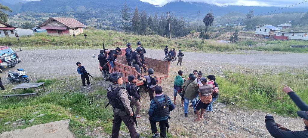Proses evakuasi jenazah seorang warga bernama Samsul Sattu yang menjadi korban serangan KKB di Distrik Ilaga, ibu kota Kabupaten Puncak, Papua, Senin (25/4/2022).