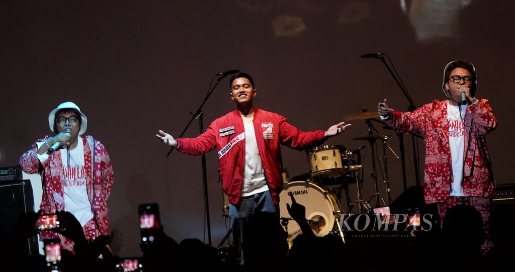 Ketua Umum Partai Solidaritas Indonesia Kaesang Pangarep (tengah) saat muncul di panggung di antara penyanyi Mr Jono Joni pada acara Konser Ojo Rungkad yang digelar Partai Solidaritas Indonesia di Djakarta Theater, Jakarta, Selasa (24/10/2023). 