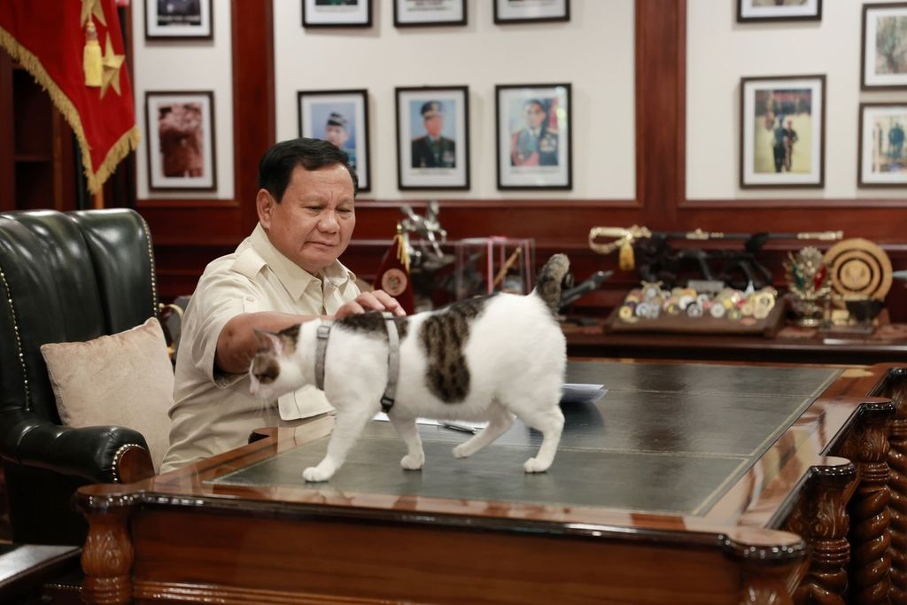 Presiden Prabowo Subianto bercengkerama dengan Bobby Kertanegara yang merupakan hewan kesayangannya. Foto diambil di kantor Kementerian Pertahanan beberapa waktu lalu sebelum Prabowo dilantik sebagai presiden.